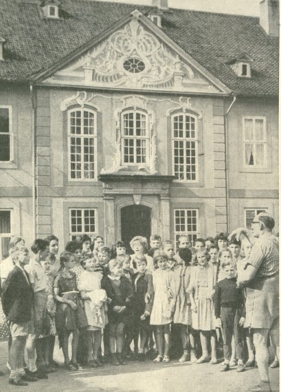  - 1959-Landeshuter-Ferienkinder-mit-Fritz-Winkler-vor-dem-Schloss-Schliestedt-409x570